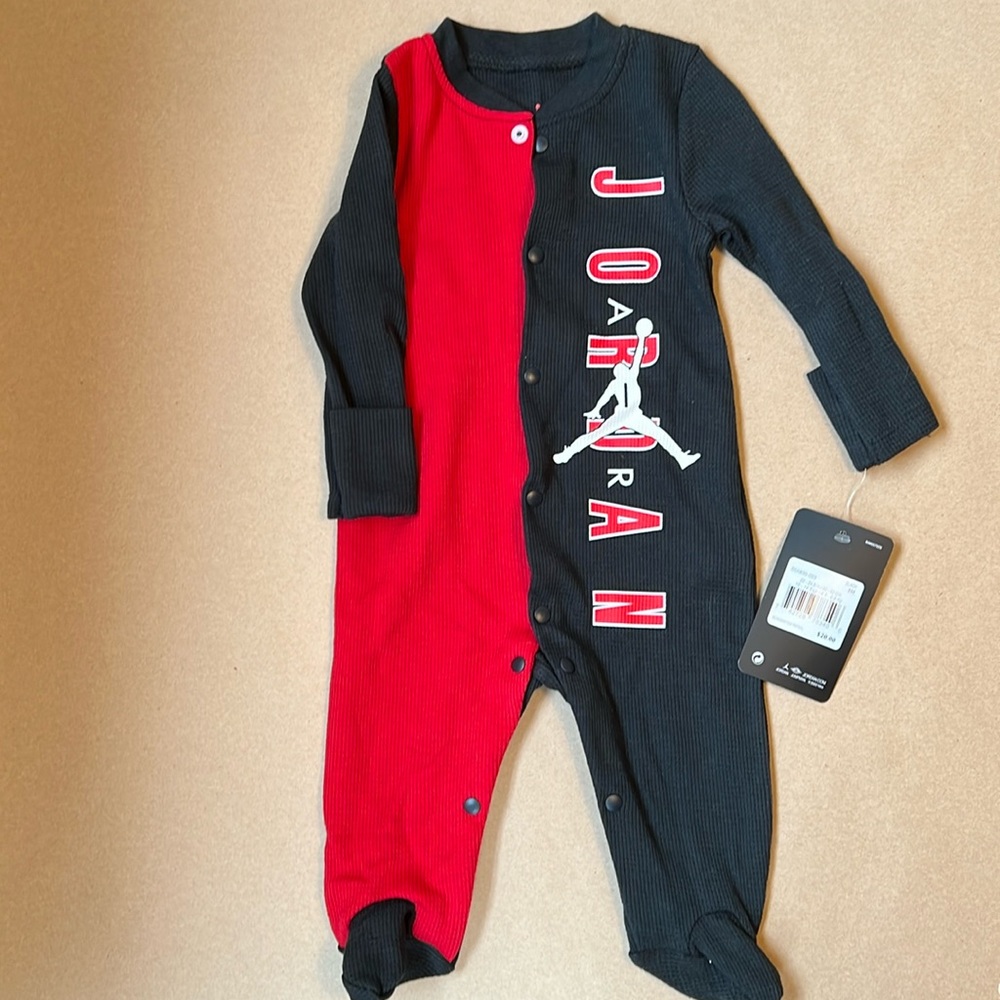 Brand New Jordan Long Sleeve Onesie with Tags
Size: newborns, 0-3 months
